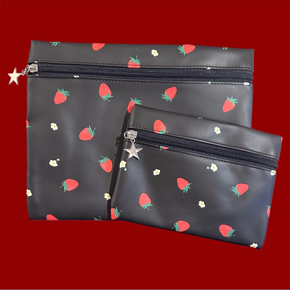 [ 2 FOR $25 ] 🍓 STRAWBERRIES & DAISIES BLACK MAKEUP POUCHES SET OF 2